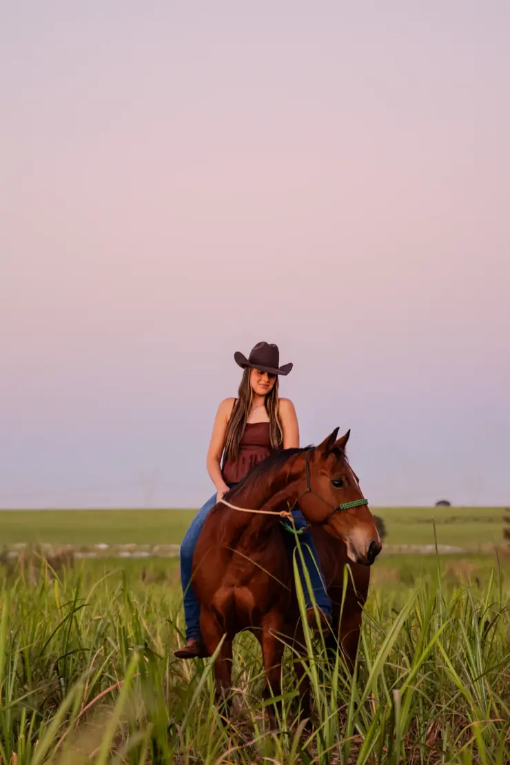 Amazona olhando para o cavalo em momento de calma